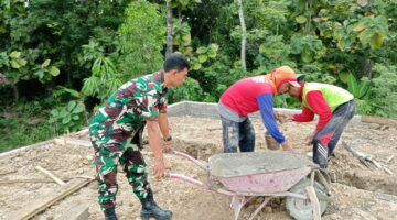 Wujudkan Manunggal TNI-Rakyat, Babinsa Bantu Warga Bangun Rumah